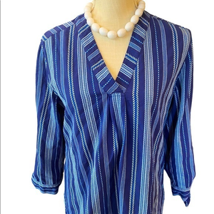 Tommy Bahama Blue and white v cut blouse Size small‎ cotton vneck
